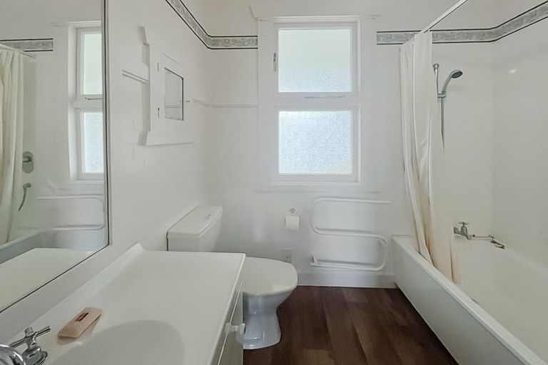 Photo of property in 19 Brightwater Terrace, Terrace End, Palmerston North, 4410