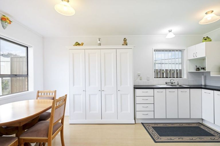 Photo of property in 2/9 Annette Avenue, Te Atatu South, Auckland, 0610