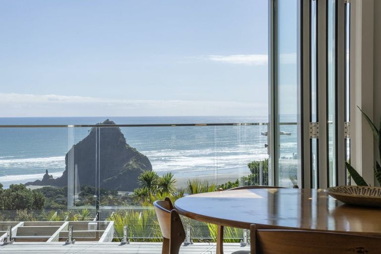 Photo of property in 15 Piha Road, Piha, New Lynn, 0772