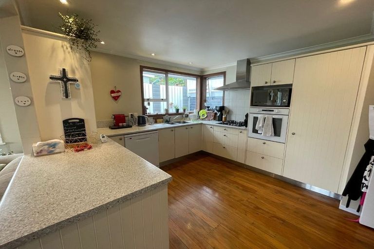 Photo of property in 74 Awanui Street, Merrilands, New Plymouth, 4312
