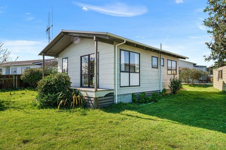 Photo of property in 42 Norfolk Crescent, Otaki Beach, Otaki, 5512