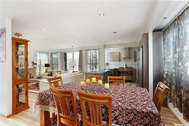 Photo of property in 17 Radiata Lane, Chatswood, Auckland, 0626