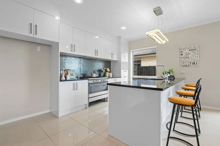 Photo of property in 5 Iwinuku Crescent, Wattle Downs, Auckland, 2103