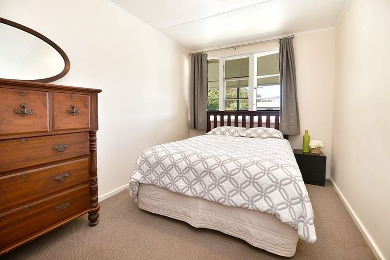 Photo of property in 2/11 Parakai Avenue, Parakai, 0830