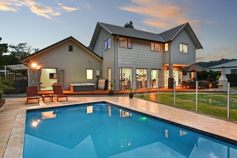 Photo of property in 42 Heretaunga Square, Silverstream, Upper Hutt, 5019