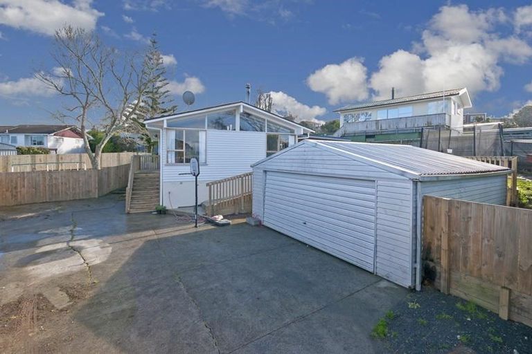 Photo of property in 19 Crompton Road, Massey, Auckland, 0614