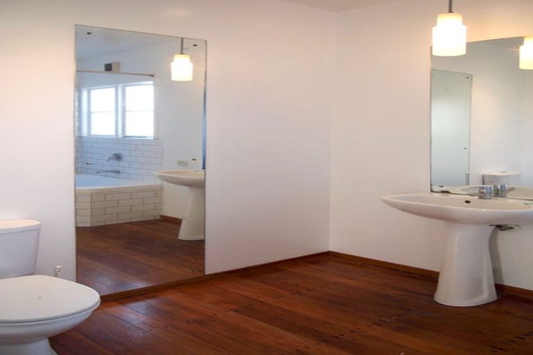 Photo of property in 1060 Great North Road, Point Chevalier, Auckland, 1022