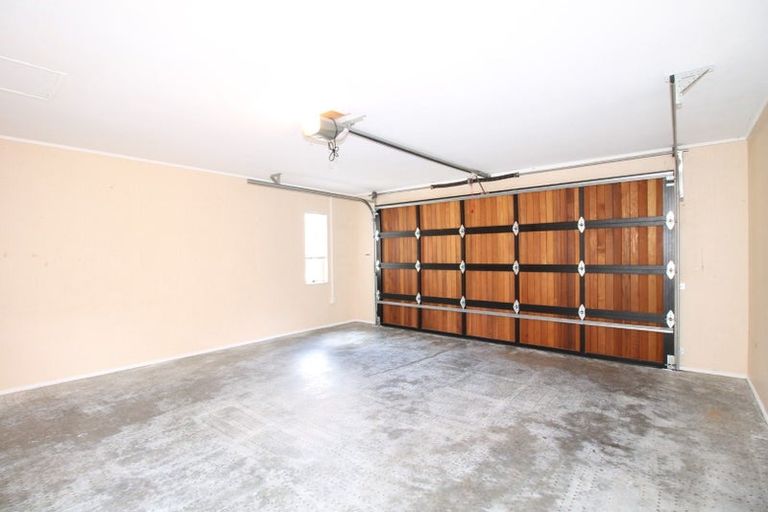 Photo of property in 2/49 Ribbonwood Crescent, Goodwood Heights, Auckland, 2105