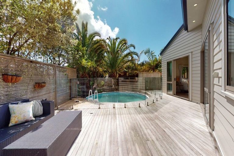 Photo of property in 39 Scarlet Oak Drive, Schnapper Rock, Auckland, 0632