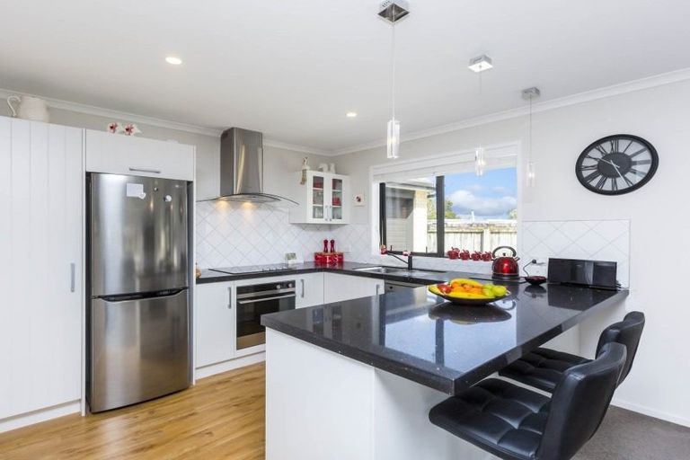 Photo of property in 8a Savage Crescent, Upper Hutt Central, Upper Hutt, 5018