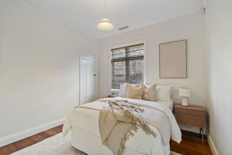 Photo of property in 10 Faulkner Road, Northcote Point, Auckland, 0627