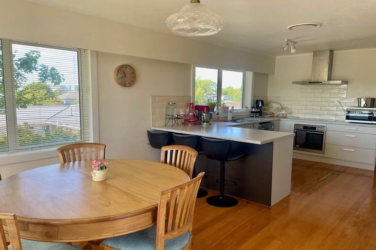 Photo of property in 17 Margaret Place, Milford, Auckland, 0620