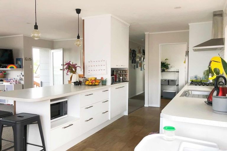 Photo of property in 22 Cedar Heights Avenue, Massey, Auckland, 0614