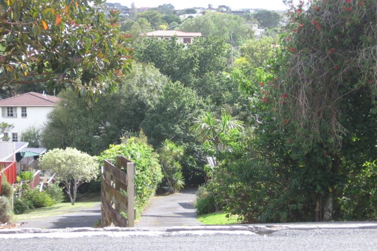 Photo of property in 2/22 Penning Road, Castor Bay, Auckland, 0620