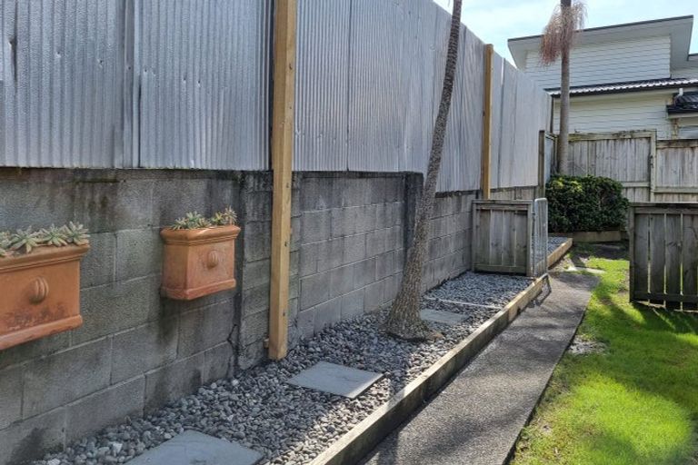 Photo of property in 3/100 Royal Road, Massey, Auckland, 0614