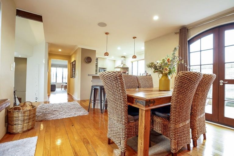 Photo of property in 16 La Lena Grove, Fitzherbert, Palmerston North, 4410