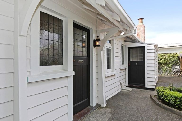 Photo of property in 17 Selwyn Road, Hospital Hill, Napier, 4110