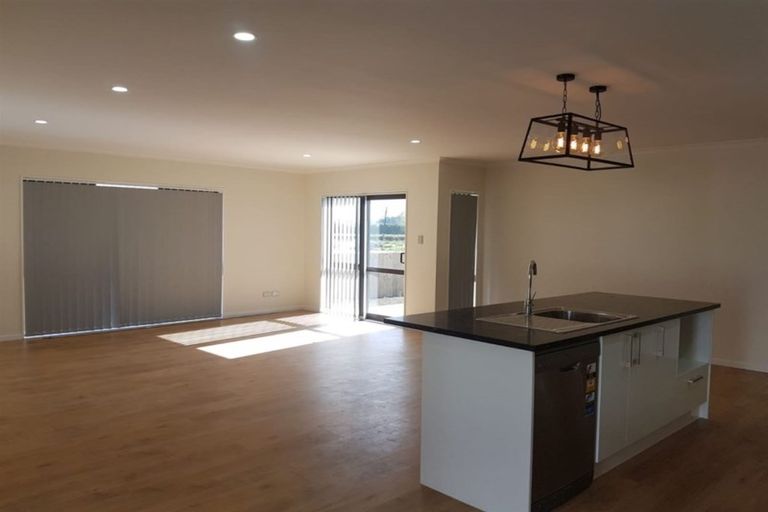 Photo of property in 33 Koroheke Road, Takanini, 2110