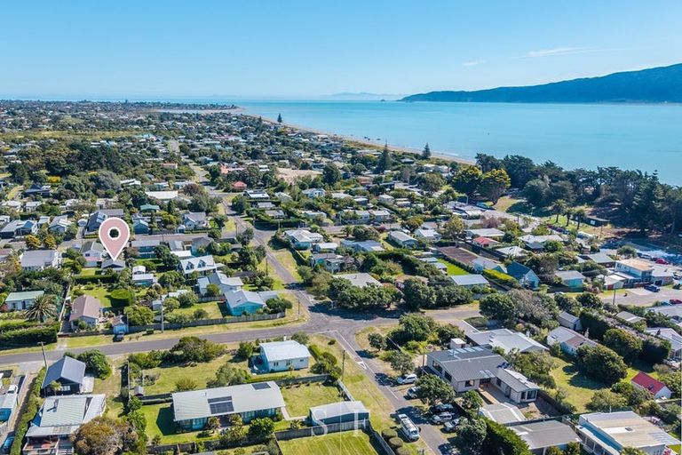 Photo of property in 15 Rauparaha Street, Waikanae Beach, Waikanae, 5036