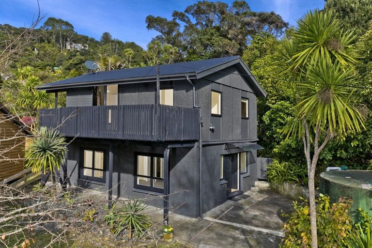 Photo of property in 109 Domain Crescent, Muriwai, Waimauku, 0881