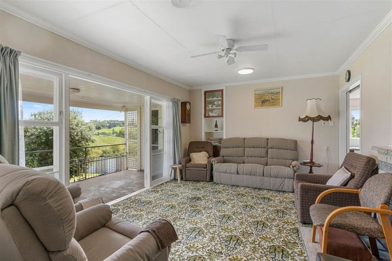 Photo of property in 16 View Street, Maungaturoto, 0520