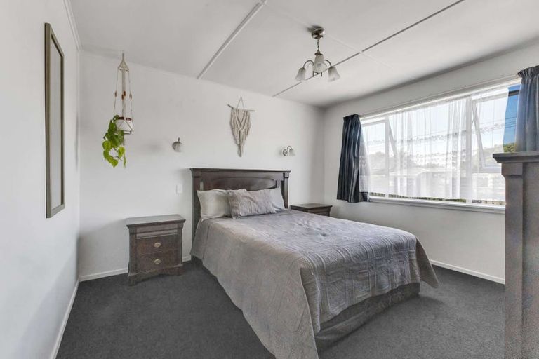 Photo of property in 105 Omata Road, Marfell, New Plymouth, 4310