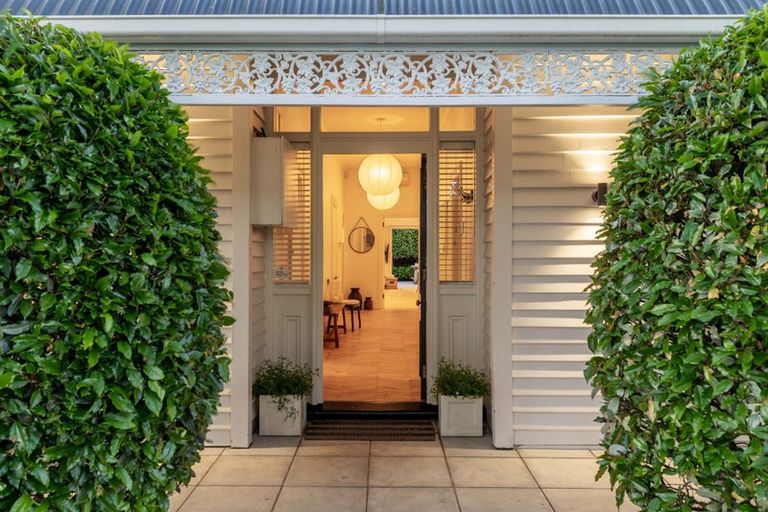 Photo of property in 33 Hawkesbury Avenue, St Albans, Christchurch, 8014