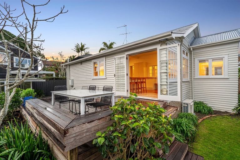 Photo of property in 10 Faulkner Road, Northcote Point, Auckland, 0627