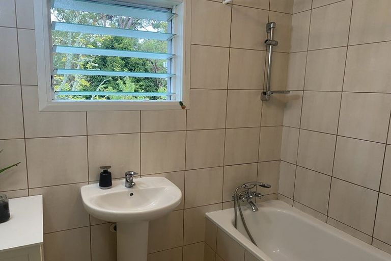 Photo of property in 385 Wairau Road, Totara Vale, Auckland, 0629