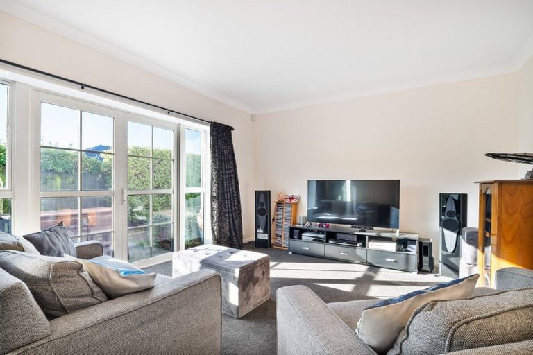 Photo of property in 15 Sutton Place, Dallington, Christchurch, 8061