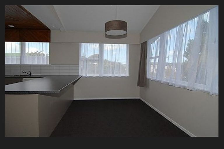 Photo of property in 2/210 Sunnynook Road, Totara Vale, Auckland, 0627