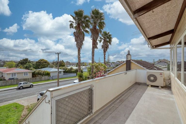 Photo of property in 46 Farquhar Road, Glendene, Auckland, 0602