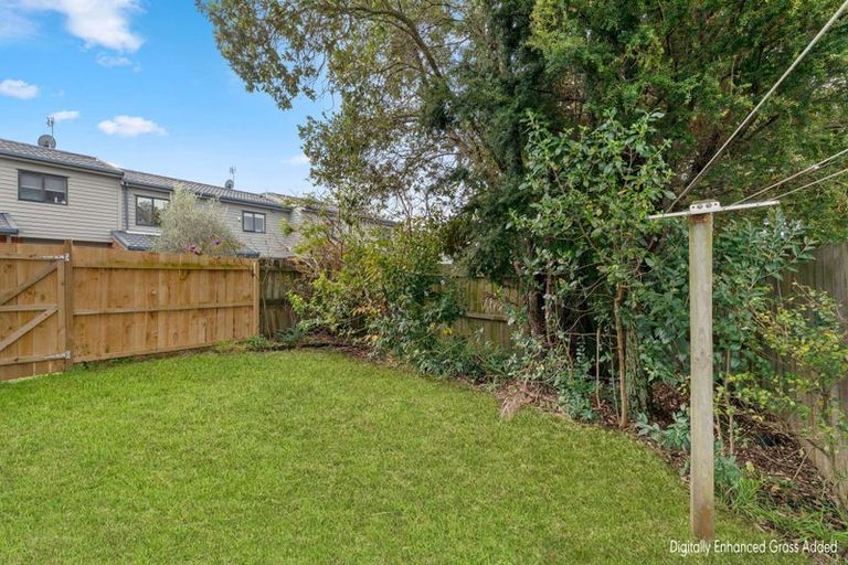 Photo of property in 4/36 West Coast Road, Glen Eden, Auckland, 0602