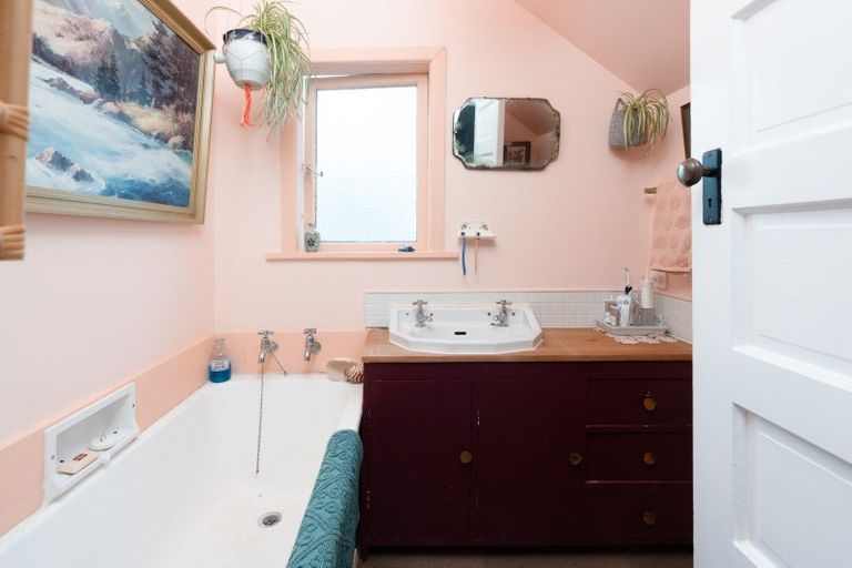 Photo of property in 40 Apu Crescent, Lyall Bay, Wellington, 6022