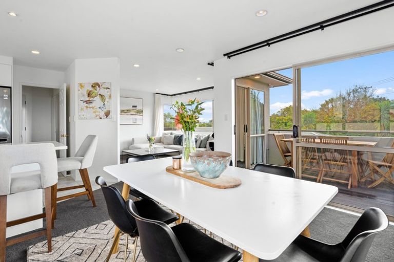 Photo of property in 210 East Coast Road, Forrest Hill, Auckland, 0620