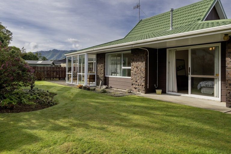 Photo of property in 6 Wakefield Grove, Waikanae, 5036