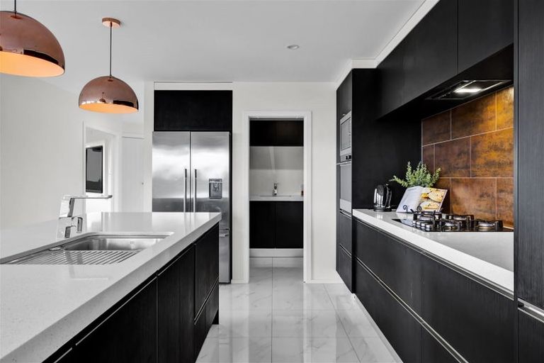 Photo of property in 4 Vardon Way, Waiwhakaiho, New Plymouth, 4312