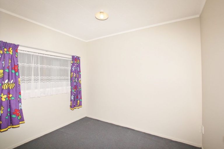 Photo of property in 15 Stephen Avenue, Henderson, Auckland, 0610