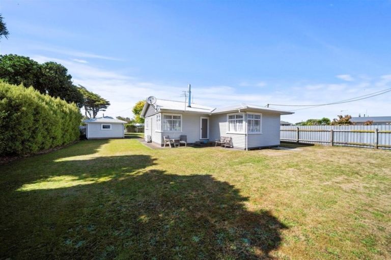 Photo of property in 17 Douglas Street, Hawera, 4610