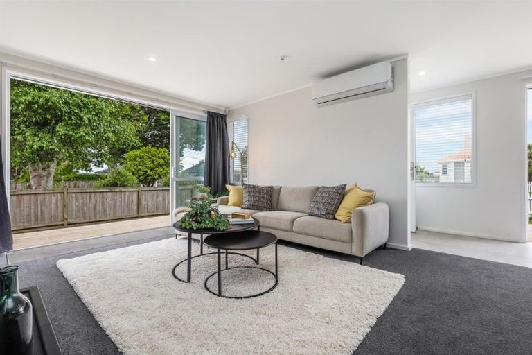 Photo of property in 18 Village Way, Ardmore, Papakura, 2582