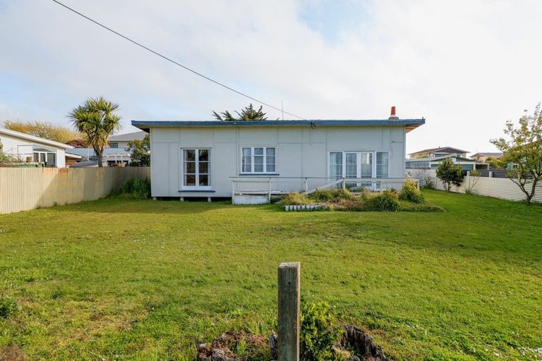Photo of property in 32 Shortt Street, Foxton Beach, Foxton, 4815