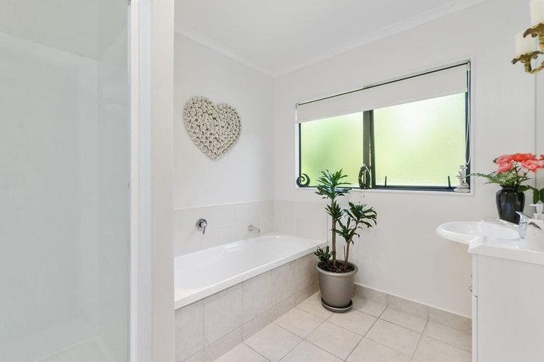 Photo of property in 60 View Ridge Drive, Ranui, Auckland, 0612