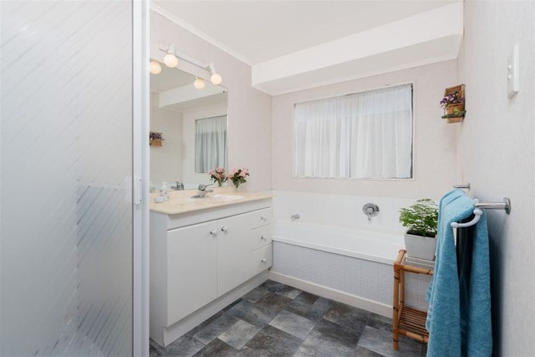 Photo of property in 59 Rhinevale Close, Henderson, Auckland, 0612