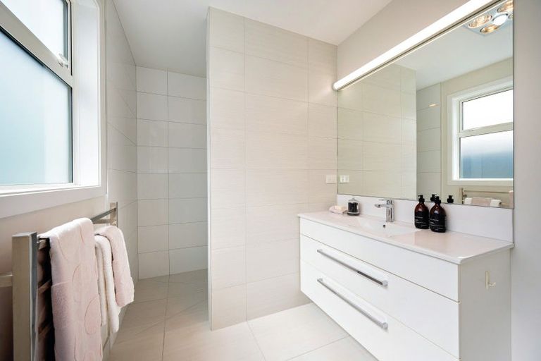 Photo of property in 9 Whakatomo Place, Havelock North, 4130