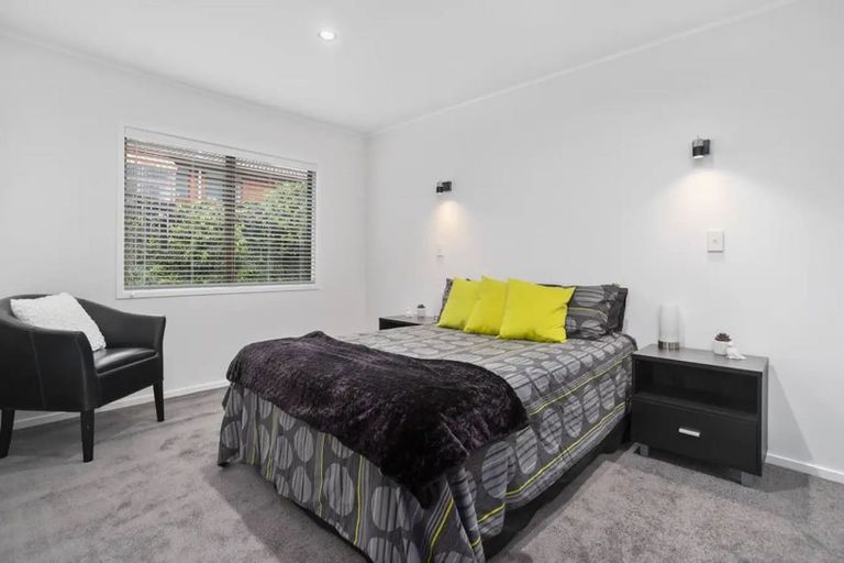 Photo of property in 2/303a Great North Road, Henderson, Auckland, 0612