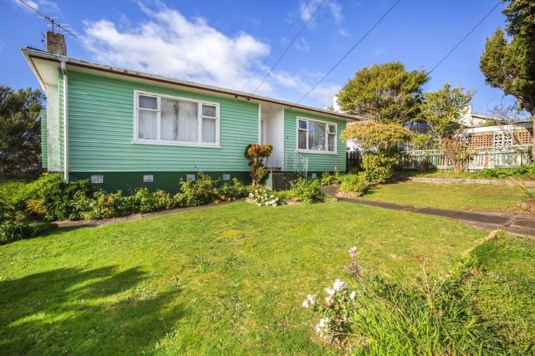 Photo of property in 21 Sievers Grove, Cannons Creek, Porirua, 5024