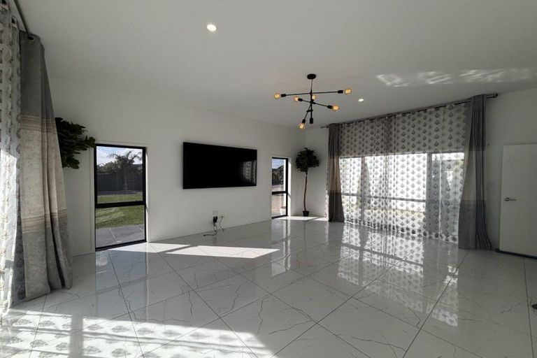 Photo of property in 9 Cooke Farm Grove, Waiwhakaiho, New Plymouth, 4312