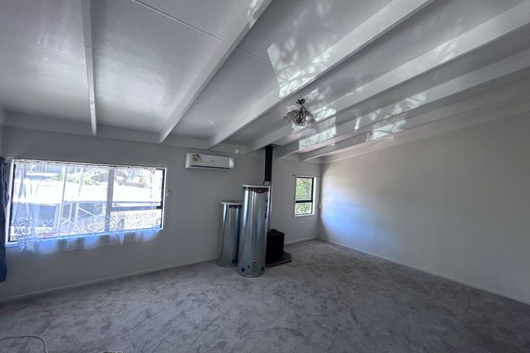 Photo of property in 121 Athena Drive, Totara Vale, Auckland, 0629