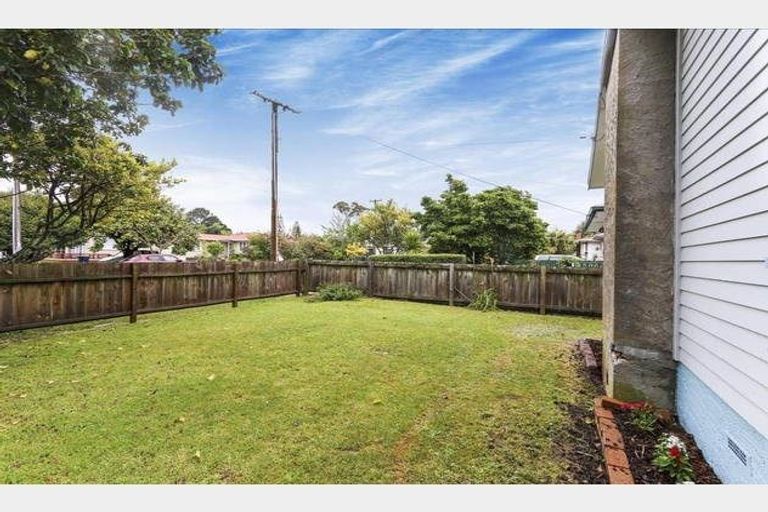 Photo of property in 67 Cobham Crescent, Kelston, Auckland, 0602