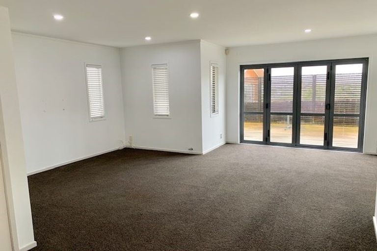 Photo of property in 2/90 Pupuke Road, Hillcrest, Auckland, 0627